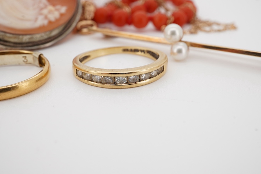 A small group of assorted jewellery including a 22ct gold wedding band, a modern 18ct gold and channel set diamond half eternity ring, a 9ct and two stone cultured pearl set bar brooch, a graduated coral bead necklace an